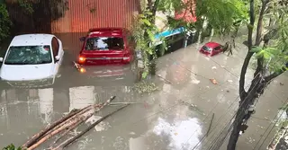 রেকর্ড বৃষ্টি-বন্যায় স্থবির কলকাতা, ৮ জনের প্রাণহানি